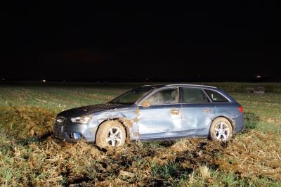 Pkw kommt von der Fahrbahn und ueberschlaegt sich.